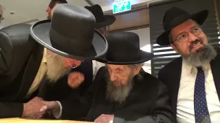 קודם המסע ללונדון הברכה של הרה י מרן רבי דוד כהן למנהיג הדור מרן רבי דוב לנדו בשדה התעופה 