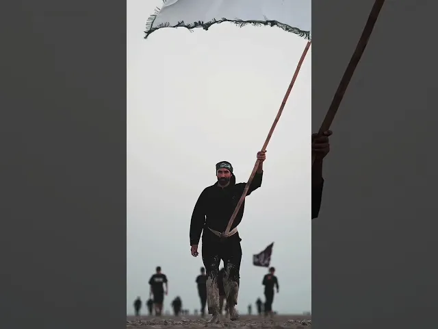 نمشي حفاة القلوب نحمل في صدورنا دموع الشوق وننادي لبيك يا حسين
