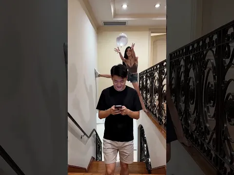 埋伏男友必经之路，水气球炸弹一击命中，秒变落汤鸡！ #funny #高能段子手 #搞笑 #comedy #整蛊