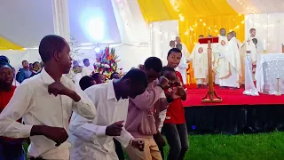 BWANA YESU KAFUFUKA TUMWIMBIE  BWANA YESU KAFUFUKA TUMWIMBIE
