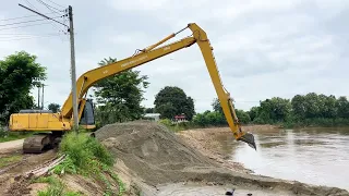 รถแม็คโครแขนยาวตักทรายริมแม่น้ำ - Excavator working