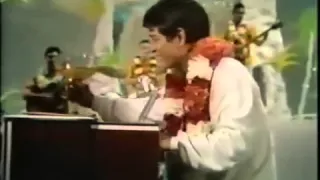 Don Ho sings Tiny Bubbles