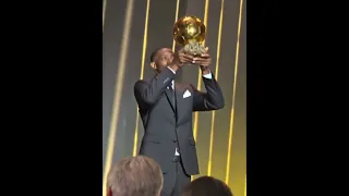 لحظة تتويج عثمان ديمبلي بالكرة الذهبية 