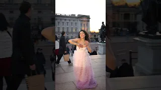 رقص دختر ایرونی نازنین همدانی در کاسه ملکه انگلیس نازنین همدانی 