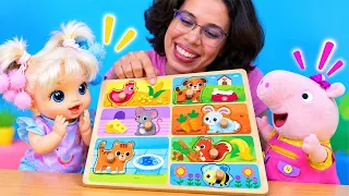 As bonecas brincam com os animais e descobrem o que eles comem!