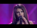 Selena Gomez canta  A Year Without Rain en ingles y  en español en vivo
