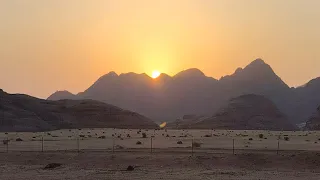 🏜️ صباح استثنائي في وادي رم | شروق الشمس بين الجبال الذهبية@yousef.A.thibeh
