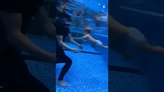 أصغر طفل يعرف كيف يسبح جميل 