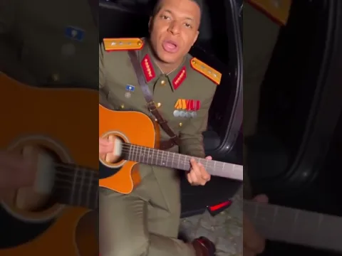 مبابي يغني لبرشلونة وجمهورة 😂🎤