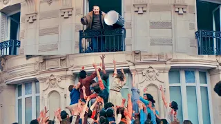 فنان فاشل بيستغل حب الزومبي للضوضاء وبيعمل حفلة وبيعتبرهم الفانز بتوعة 