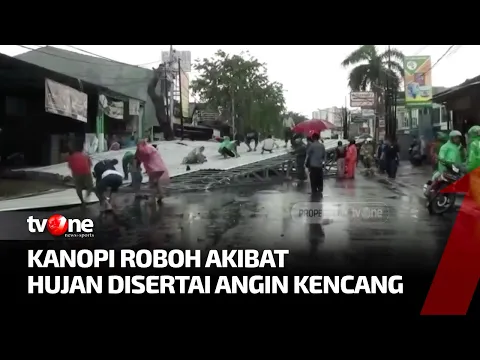 Diterpa Angin Kencang, Kanopi Roboh Menutupi Badan Jalan