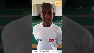 طفل إفريقي يقرأ القرآن بفصاحه وصوت جميل عذب 