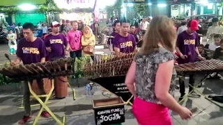 Download OJO SALAH TOMPO - Calung Funk Angklung Malioboro (Pengamen Jogja Kreatif) Wandra feat Suliana MP3