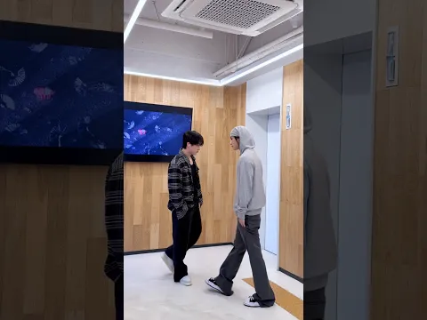 Changbin & Hyunjin earphone trend
