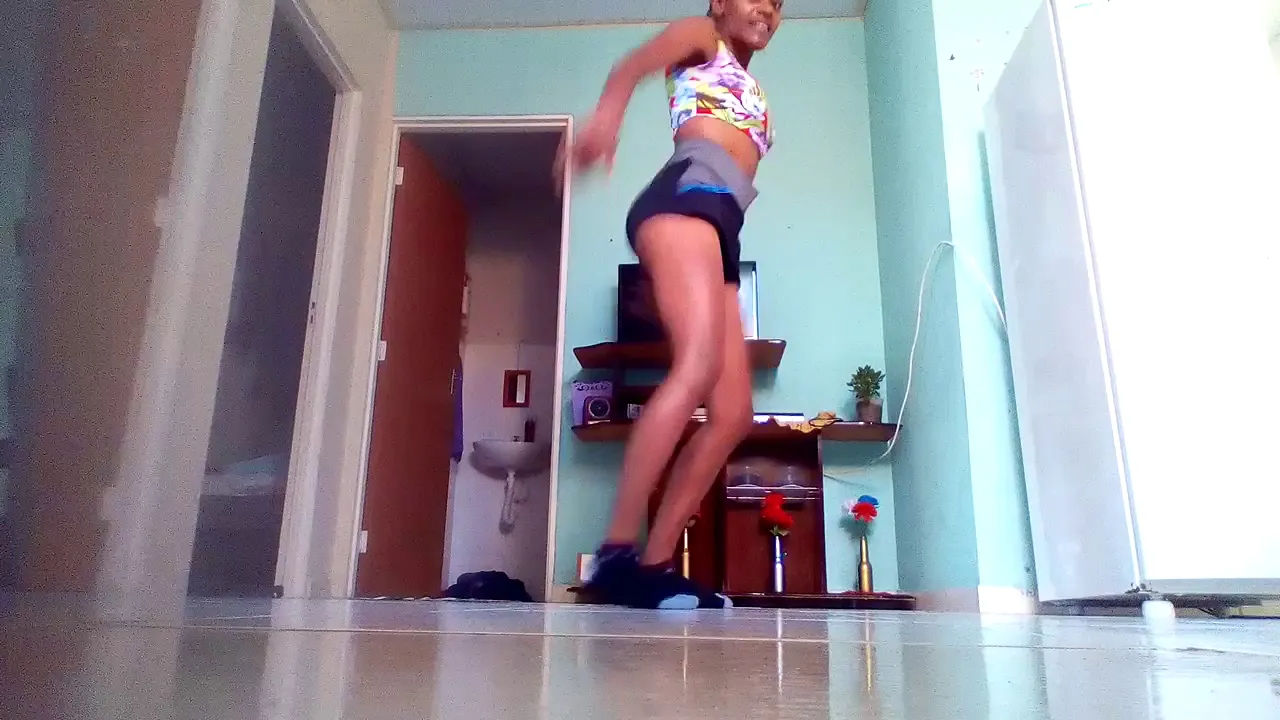 Mariana dança pega no bumbum e pega no compasso E o tchan Mariana dança pega no bumbum e pega no compasso E o tchan
