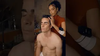 ASMR لقد أعطتني شورت ا مريح ا لتدليك الرأس بالمطرقة 