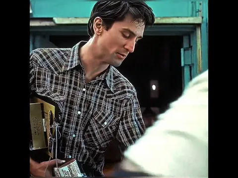 Este hombre tuvo que pagar la cuota colocando botella tras botella.😱