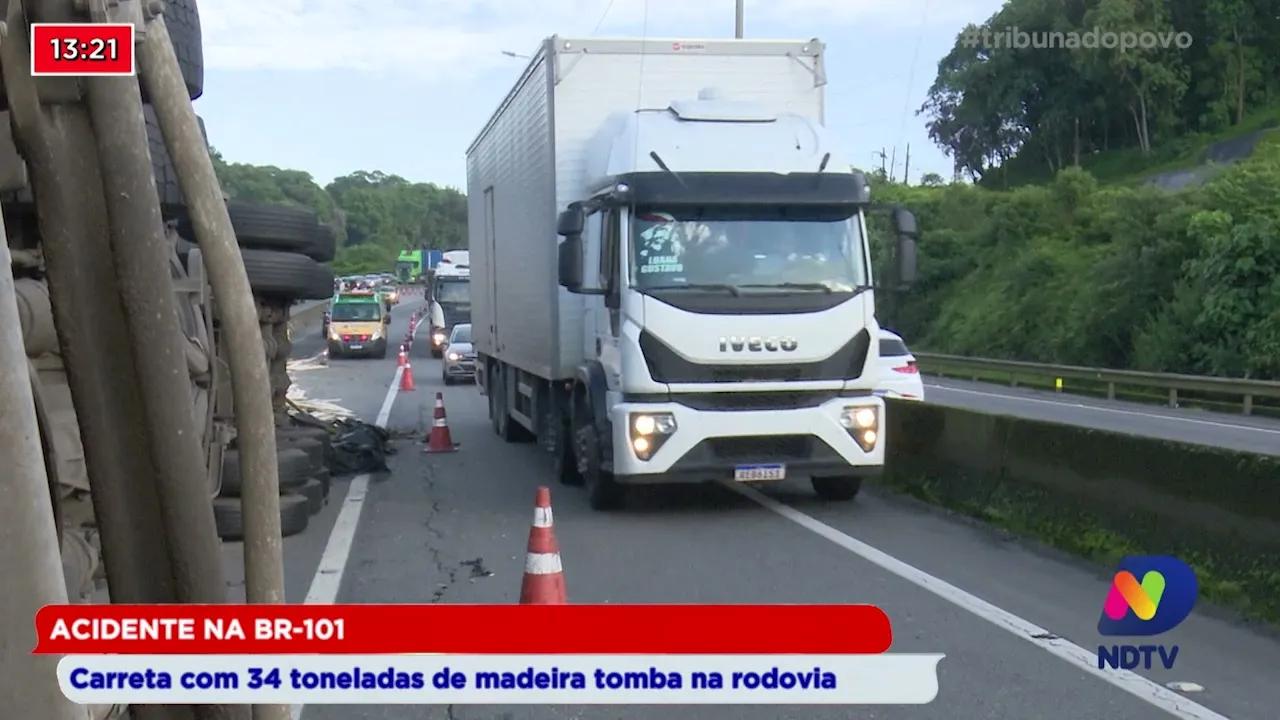 Acidente na BR-101: carreta com 34 toneladas de madeira tomba na rodovia