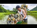 Download Lagu Gift from nature: Catch giant clams to sell at the market-Make delicious irresistible clam porridge.