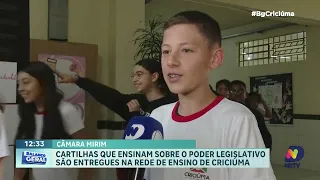 Material educativo sobre a Câmara de Vereadores é entregue a alunos de Criciúma