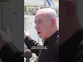 Lagu Perdana Menteri Israel Benjamin Netanyahu mengunjungi rumah sakit yang terkena serangan Iran.