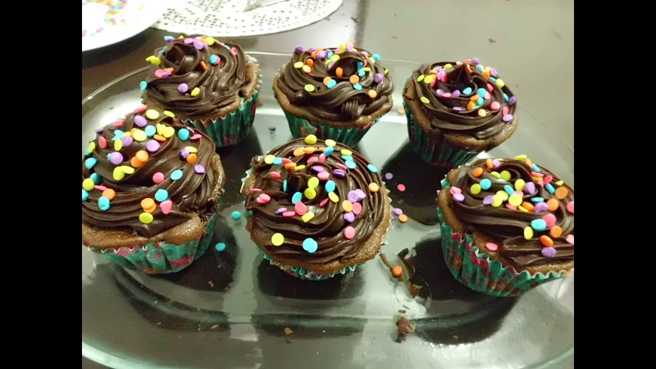 CUPCAKE COM MASSA PRONTA E GANACHE DE CHOCOLATE MEIO AMARGO