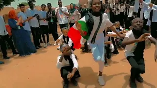 وأقوى الجندي جندينا واجب الأوطان داعينا 