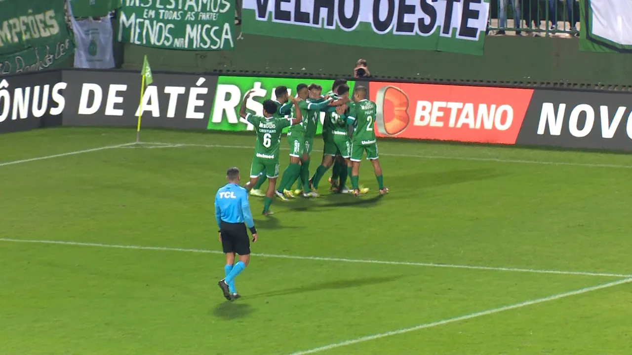 Chapecoense vence segunda consecutiva, mas segue no Z-4 da Série B