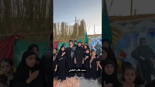 طفلة تقرا قصيدة ملا مرتضى حرب المشهورة مع بنات الموكب اثناء خدمتهم لزوار الامام الحسين ع 