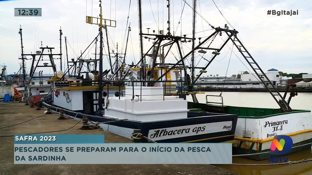 Pescadores se preparam para o início da pesca da sardinha