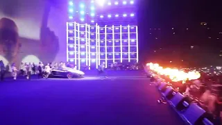 انا واقف في الساحه لوحد 