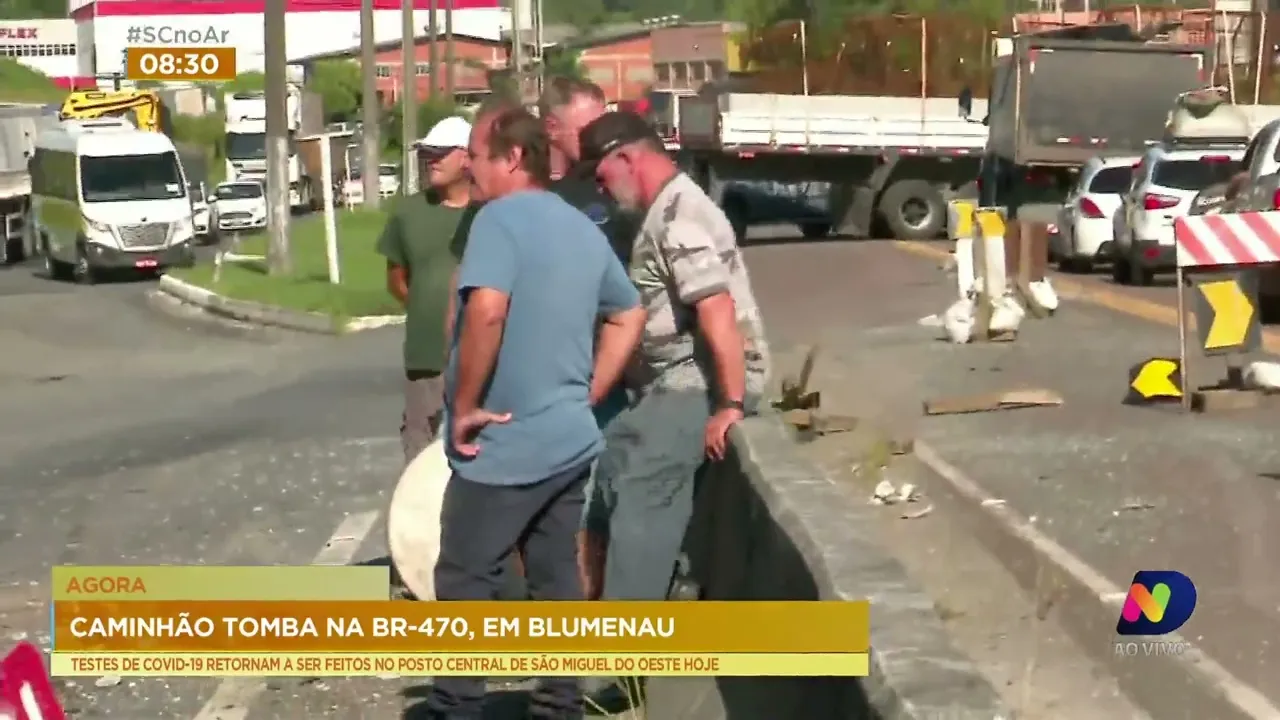 Caminhão tomba na BR-470 e prejudica o trânsito na região de Blumenau na manhã desta segunda-feira