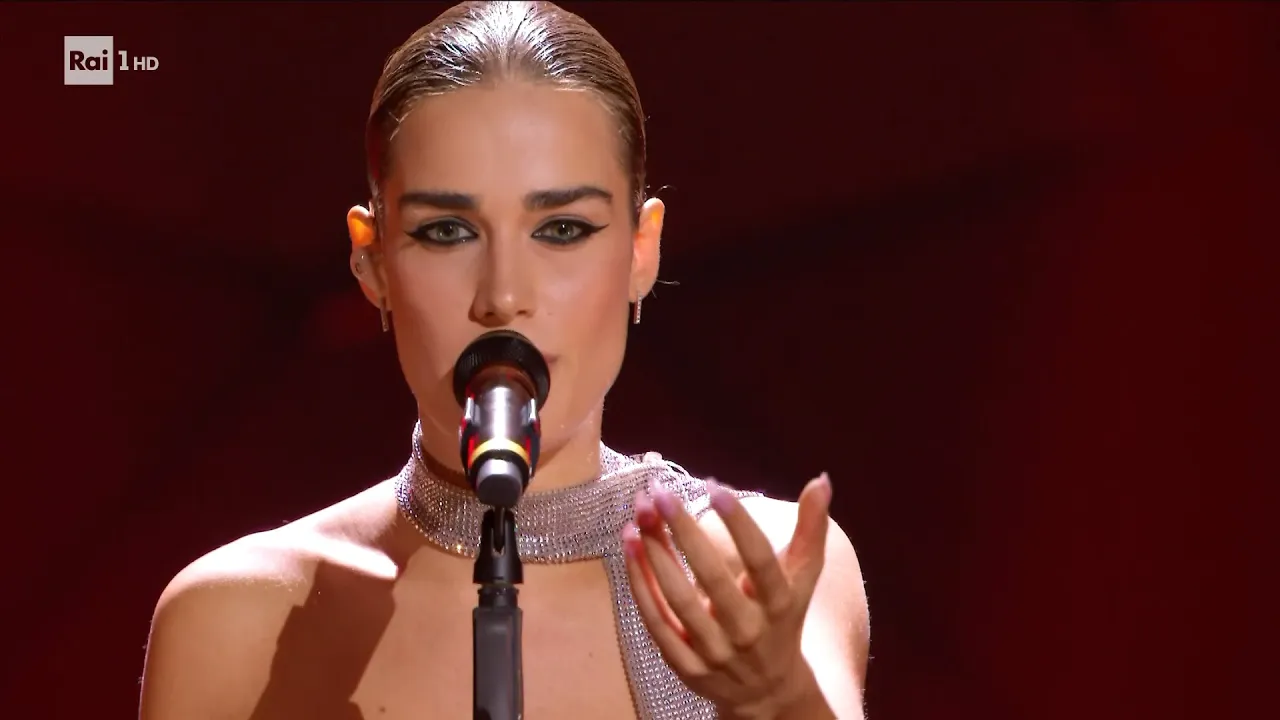 Clara canta "Diamanti grezzi" Sanremo 2024 (uriel version)