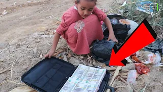بنت صغيره فقيره لقت شنطه فيها مليون جنيه فى الزباله مش هتصدق عملت اى مفاجاه دندنها