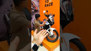 يتسابق بسيارتي الصغيرة واخذتهة منة ورجعتهة         دندنها