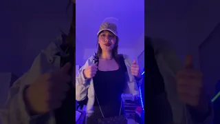 تمشي قدامي والي رجلا يقابرك 