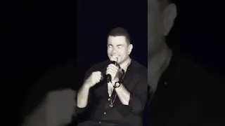 عمرو دياب  يغنى خليك هنا خليك دندنها