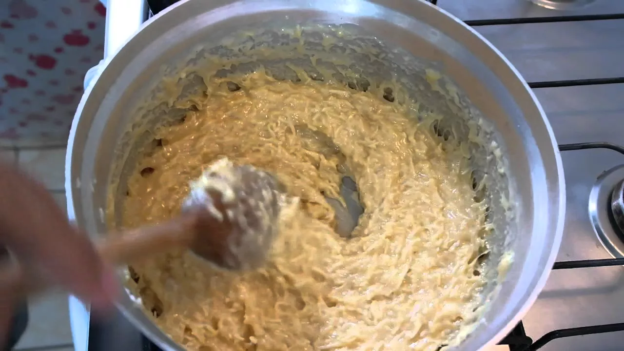INGREDIENTES: - 1/2 xícara (chá) de açúcar (90g) - 1 caixinha de leite condensado (395g) - 1 xícara . 