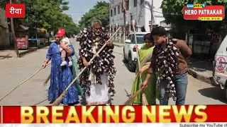 कोरेक्स की शीशियों की माला पहनकर अनोखा प्रदर्शन, युवाओं को नशे से दूर रहने की अपील