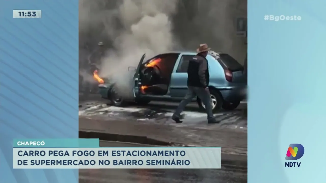 Carro pega fogo em estacionamento de supermercado no Bairro Seminário em Chapecó