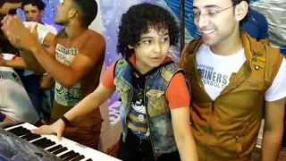 محمد رزق موهبه جامده جدا اصغر مطرب فى مصر بيعزف على الاورج دندنها