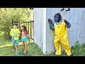 Download Lagu Heidi dan Zidane bercanda dengan permen dan lolipop dengan Monyet besar | Heidi dan Zidane