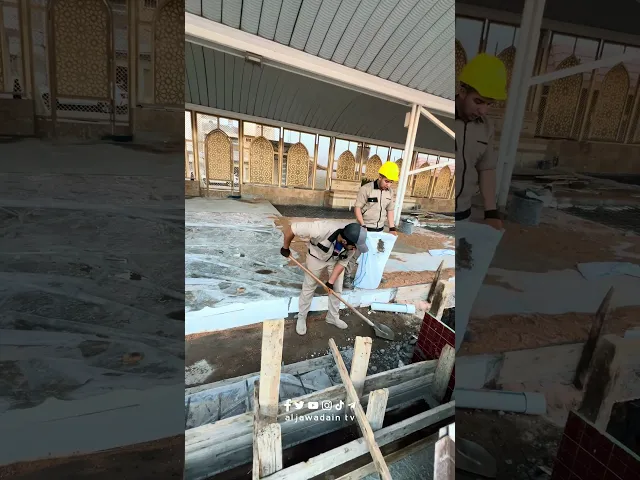 ⁣ملاكات القسم الهندسي تواصل اعمالها في صحن الإمام علي ( عليه السلام ) .