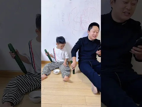 爸爸看手入迷了，逗逗他#万万没想到 #爸爸带娃#家有萌宝
