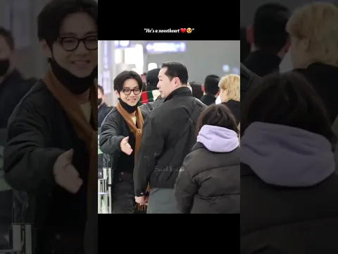The way Taehyung greeting and interacting with her is so cute😍❤️