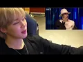 Lagu Jimin kijkt naar zijn eigen liedje \