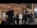 Achille Lauro canta "Incoscienti Giovani" a Piazza di Spagna in un concerto a sorpresa