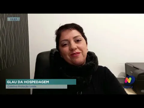 Protetora faz casinhas e doa ração e cobertores para cachorros de comunidade da Grande Florianópolis