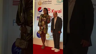 هاجر الشرنوبي بـ فستان ذهبي فوق الركبة 