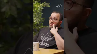 السيناريست بيتطو ر أثناء شغله 